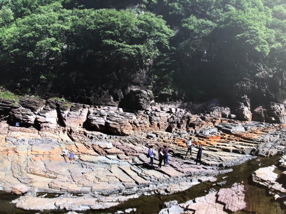 퇴적층을 걷어낸 모습의 반구대 암각화 모습. 지난 2015년 국립문화재연구소가 벌인 반구대암각화 발굴조사 현장을 찍은 사진이다. 대곡천을 막은 뒤 퇴적층을 걷어내자 층층을 이루는 암반이 그대로 드러나 있다. 울산시가 보관 중인 당시 발굴현장 사진을 확인해 보니 반구대포럼 이달희 대표의 말 그대로였다. /사진=울산시 제공