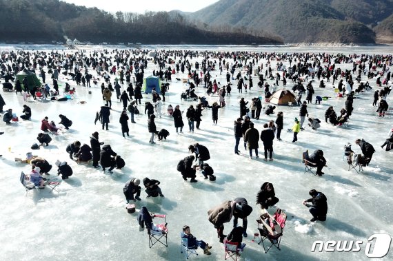 제19회 인제빙어축제 개막일인 26일 강원 인제군 남면 빙어호 얼음 위에서 관광객들이 빙어낚시를 즐기고 있다. 2019.1.26/뉴스1 © News1 김경석 기자
