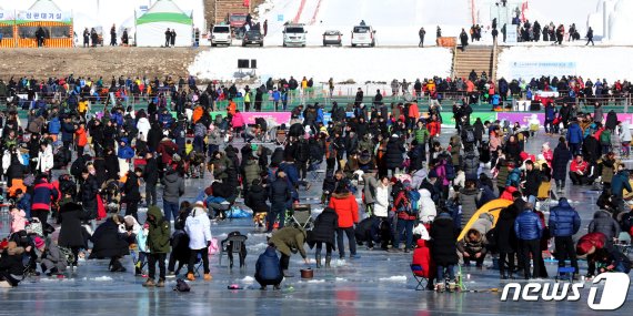 제19회 인제빙어축제 개막일인 26일 강원 인제군 남면 빙어호 얼음 위에서 관광객들이 빙어낚시를 즐기고 있다. 2019.1.26/뉴스1 © News1 김경석 기자