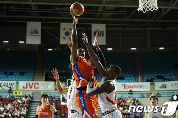 26일 인천삼산월드체육관에서 열린 '2018-19 SKT 5GX 프로농구' 인천 전자랜드와 울산 현대모비스의 경기. 전자랜드 로드가 슛을 시도하고 있다. (KBL 제공) © 뉴스1