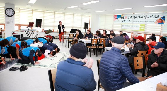 남양주시 철마기업인회 봉사단 독거노인 떡국나눔행사. 사진제공=남양주시