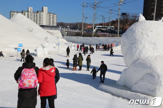 제27회 대관령눈꽃축제의 폐막일인 27일 강원도 평창군 대관령면 횡계리 송천 일대 축제장을 찾은 관광객들이 눈조각 등을 감상하며 막바지 겨울축제를 즐기고 있다.2019.1.27/뉴스1 © News1 권혜민 기자