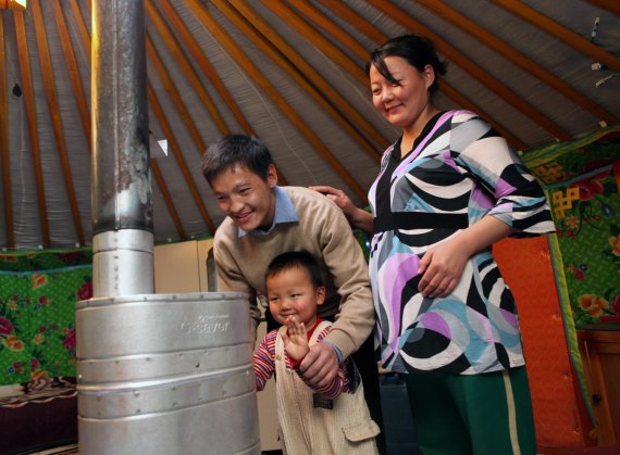 적정기술 제품인 지세이버가 설치된 몽골의 천막주택 게르 내부. 사진=굿네이버스