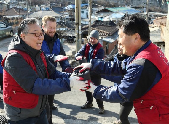 한국지멘스 임직원, 백사마을서 연탄봉사