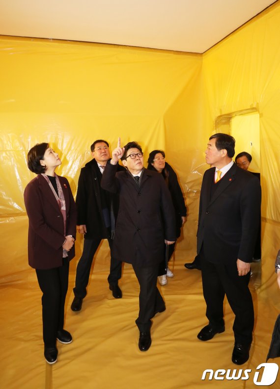 유은혜 사회부총리 겸 교육부장관과 조명래 환경부 장관이 지난 11일 오전 경기도 안산시 경수초등학교를 방문해 석면제거공사를 위한 밀폐작업 현장을 점검하고 있다. /뉴스1 © News1 오장환 기자