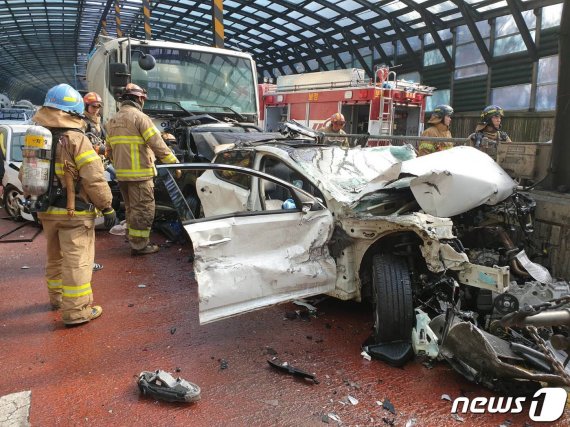 29중 추돌 사고현장 모습(경기도 소방재난본부 제공) © News1 김평석 기자