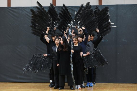 지난 24일 연극 '오이디푸스' 연습실 공개 행사에서 '테레시아스' 역의 정은혜와 앙상블이 열연하고 있다.