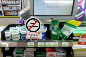 한국담배협회, 청소년 흡연 예방 캠페인...편의점-소매점에 스티커 배포