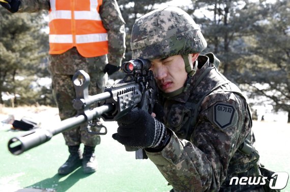 지난 28일 강원도 화천의 자동화사격장에서 육군 장병이 워리어 플랫폼을 장착한 소총으로 사격하고 있다. (육군 제공) 2019.1.29/뉴스1