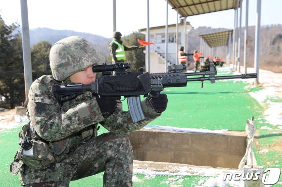 지난 28일 강원도 화천의 자동화사격장에서 육군 장병이 워리어 플랫폼을 장착한 소총으로 사격하고 있다. (육군 제공) 2019.1.29/뉴스1