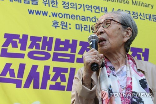 일본군 위안부 피해자인 김복동(93) 할머니가 28일 오후 10시 41분 서울 서대문구 신촌 세브란스병원에서 별세했다. 사진은 지난해 10월 3일 제1355차 정기수요집회에 참가해 발언하는 김복동 할머니 모습. /사진=연합뉴스