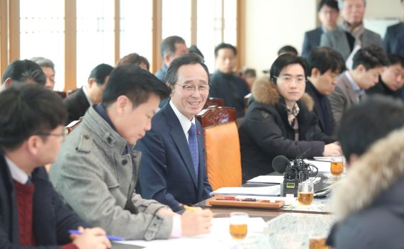 '새만금 국제공항 예타면제' 송하진 전북지사 "문재인 대통령의 결단 감사"