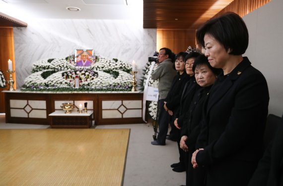 여성가족부 진선미 장관이 29일 오후 서울 서대문구 세브란스 병원 장례식장 특실에 마련된 일본군 '위안부' 피해자 고 김복동 할머니의 조문을 마치고 조문객을 맞이하고 있다. /사진=연합뉴스