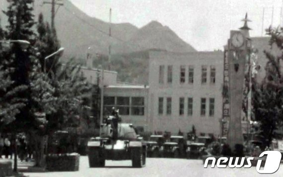 5‧18 민주화운동기록관은 9일 1980년 5월 광주 민중항쟁을 기록한 영상을 공개했다. 이날 처음으로 공개된 영상은 80년 5월20일부터 6월1일까지 국군통합병원과 적십자병원 환자 치료 상황, 전남도청 기자회견 등 광주 일대와 근교를 촬영한 기록이다. 사진은 전남도청