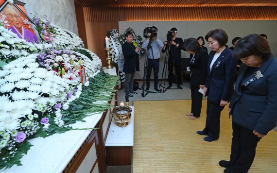 자유한국당 나경원 원내대표가 29일 서울 서대문구 세브란스 병원 장례식장 특실에 마련된 일본군 위안부 피해자 고 김복동 할머니의 빈소를 찾아 조문하고 있다. 오른쪽부터 송희경 의원, 나 원내대표, 김순례 의원 /사진=연합뉴스
