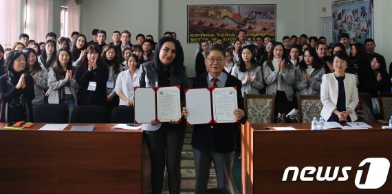 경인여대 류화선 총장이 우즈베키스탄 타슈켄트시에 있는 니자미(Nizami)국립사범대학 부속고등학교와 국제교류협약식 후 학교 관계자와 기념사진을 촬영하고 있다.(경인여대 제공)© 뉴스1