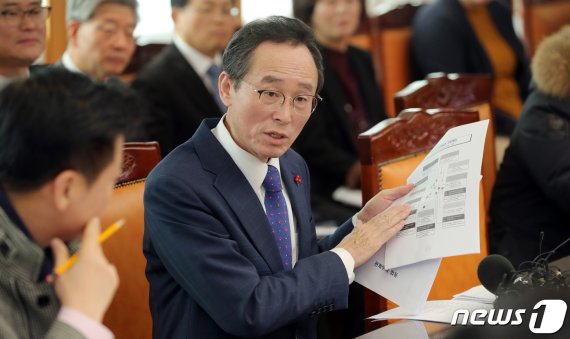 송하진 전북도지사가 29일 전북 전주시 전북도청에서 정부의 국가균형발전을 위한 예비타당성조사(예타) 면제 발표에 대한 간담회를 하고 있다. 전북도는 이번 예타면제로 새만금국제공항 8000여억원, 전북 상용차 혁신성장과 미래형 산업 생태계 구축 2000여억원 등에 예비타