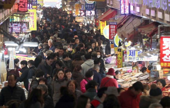 부산시는 설을 맞아 귀성.귀가객 모두 안전하고 편안하게 연휴를 보낼 수 있도록 '설 연휴 특별교통대책'을 시행한다고 29일 밝혔다. 시는 다음달 2일부터 6일까지 5일간을 특별수송기간으로 정하고 전통시장, 대형마트, 철도역 및 버스터미널, 주요교차로, 공원묘지 등 72곳에는 교통관리인력을 집중 배치해 원활한 교통소통을 유도할 계획이다. 설을 앞두고 시민들로 북적이는 부산 부전시장. 연합뉴스