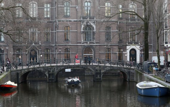 A boat cruises on a canal in the center of Amsterdam, Netherlands January 29, 2019. Picture taken January 29, 2019. REUTERS/Yves Herman /사진=연합 지면외신화상