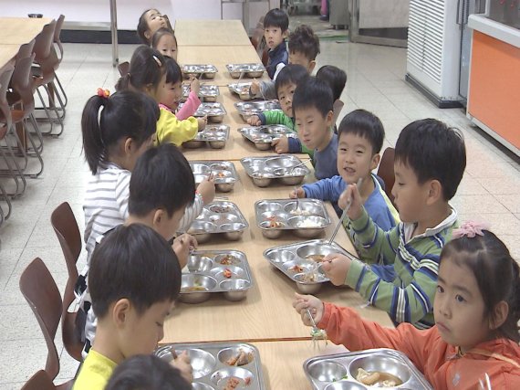 경남도교육청이 오는 22일 경남도교육정보원에서 도내 학교급식업무 담당자를 대상으로 ‘2019학년도 학교급식 기본계획’에 대한 설명회를 개최한다. /사진=fnDB