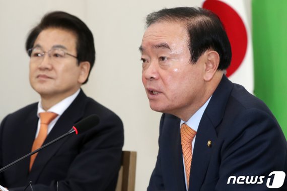 장병완 민주평화당 원내대표(오른쪽). © News1 민경석 기자