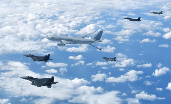 KC-330 공중급유기가 공군의 주력 F-15K, KF-16 전투기와 함께 비행하고 있다. / 사진=공군 제공