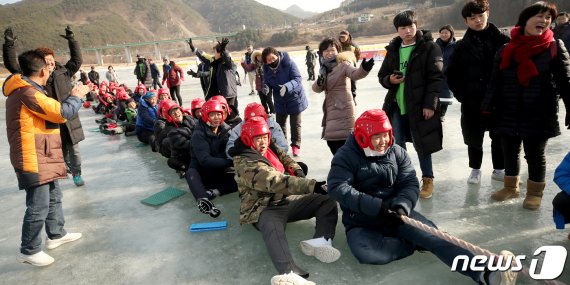 지난 29일 강원 인제군 남면 빙어호 빙어축제장에서 열린 군민 올림픽대회에서 주민들이 엉덩이 줄다리기 대회에 참여하고 있다. (인제군 제공) 2019.1.30/뉴스1 © News1 김경석 기자