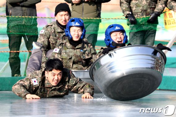 30일 오전 강원 인제군 남면 빙어호 빙어축제장에서 열린 인간컬링대회에서 군장병들이 경기를 즐기고 있다. 2019.1.30/뉴스1 © News1 김경석 기자