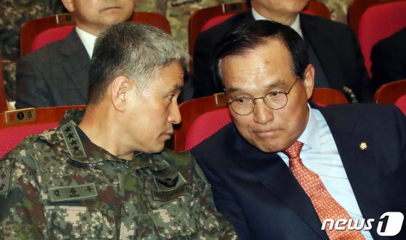 김중로 바른미래당 의원과 김용우 육군 참모총장이 30일 서울 여의도 국회 의원회관에서 열린 '개인전투체계, 미래기술을 만나다'- 워리어플랫폼 활성화 방안마련 전문가 대토론회에서 대화를 하고 있다. 2019.1.30/뉴스1 © News1 김명섭 기자