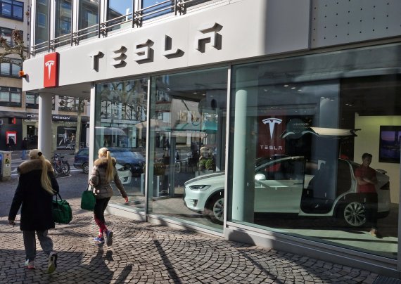 (FILE) - Pedestrians pass the Tesla showroom at the pedestrian area Fressgass in Frankfurt am Main, Germany, 23 February 2018 (reissued 30 January 2019). EPA/MAURITZ ANTIN /사진=연합 지면외신화상