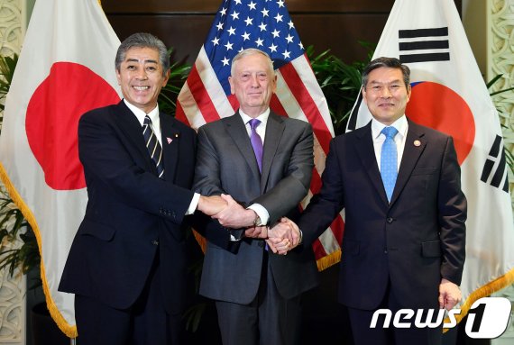 정경두 국방부장관이 지난 19일 싱가포르에서 개최된 제5차 아세안확대국방장관회의(ADMM-Plus) 참석을 계기로 제임스 매티스 미국 국방장관 및 이와야 타케시 일본 방위대신과 가진 한ㆍ미ㆍ일 국방장관 회의에서 손을 맞잡아 보이고 있다. (국방부 제공) 2018.10.