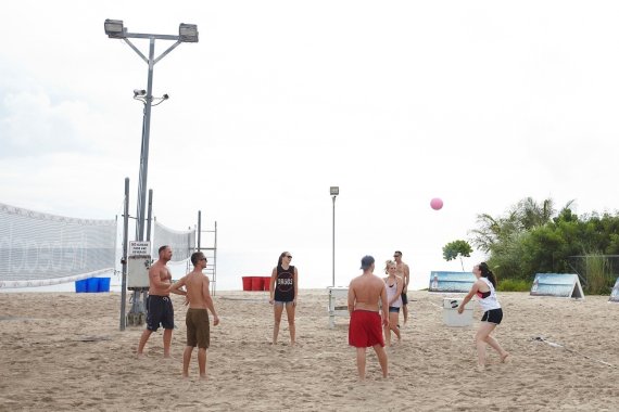 건비치에서 스포츠를 즐기는 사람들