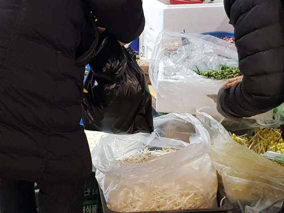 1월 30일 오후 서울 서대문구 영천시장에서도 콩나물과 야채 등을 두세번씩 비닐봉투에 포장하는 모습을 흔히 볼 수 있다. /사진=오은선기자
