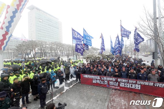전국금속노조 조합원들이 31일 오후 광주시청 앞에서 광주형일자리에 반대하는 결의대회를 열고 있다. 2019.1.31/뉴스1 © News1 황희규 기자