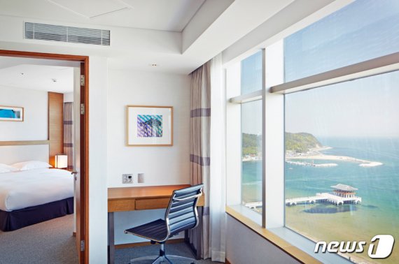 지난 2015년 5월 문을 연 베스트웨스턴 포항 호텔이 라한 호텔로 리브랜딩해 2월 1일 첫 선을 보인다.영일대해수욕장이 내려다 보이는 객실.(라한호텔제공)2019.1.31/© 뉴스1