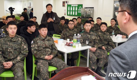 31일 오후 '병(兵) 일과 후 휴대전화 사용' 시범운영 부대인 경기도 가평군 육군 수도기계화보병사단 혜산진부대에서 박태규 국방부 병영정책과장과 장병, 가족, 연인들이 휴대전화 사용에 대한 의견을 나누고 있다. 2019.1.31/뉴스1 © News1 사진공동취재단