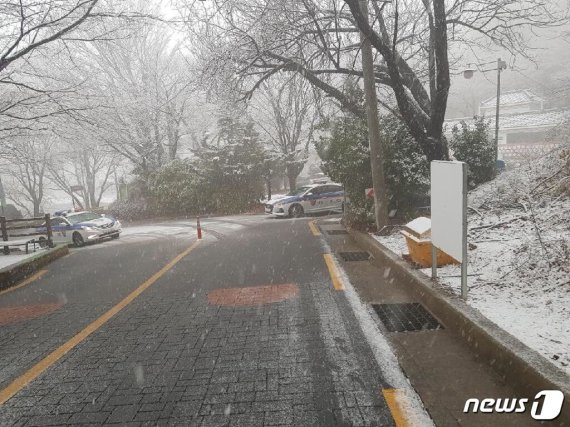 31일 오전 부산 북구 만덕고개~동래방향 석불사 앞 도로 위에 눈이 쌓여 있다.(부산지방경찰청 제공)© 뉴스1