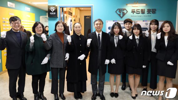 31일 전북 전주시 평화사회복지관에서 청년 정장 공유옷장인 ‘두드림 옷장’ 개소식이 열린 가운데 김승수 전주시장 등 참석자들이 기념촬영을 하고 있다.(전주시 제공)2019.1.31/뉴스1 © News1 김춘상 기자