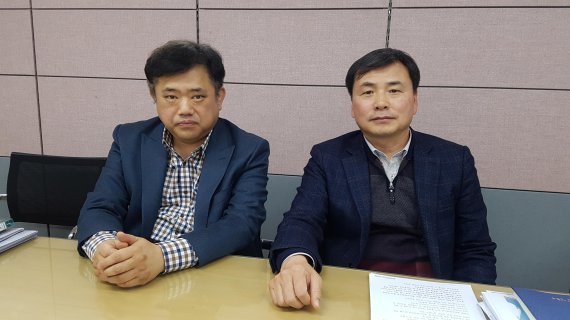 김규식 서울 성동구 지속발전과장(오른쪽)과 이덕윤 서울 성동구 지속가능정책팀장.