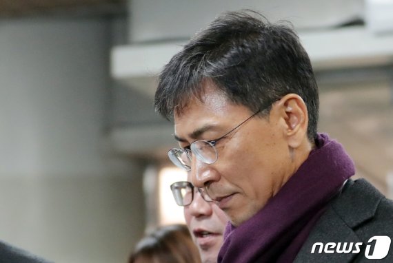 '비서 성폭행 무죄' 안희정 2심서 징역 3년6개월…법정구속