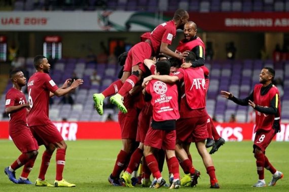 카타르 선수들이 10일 아랍에미리트 알아인에서 열린 아시안컵 레바논전에서 골을 터뜨린 뒤 기뻐하고 있다. 알아인=EPA 연합뉴스