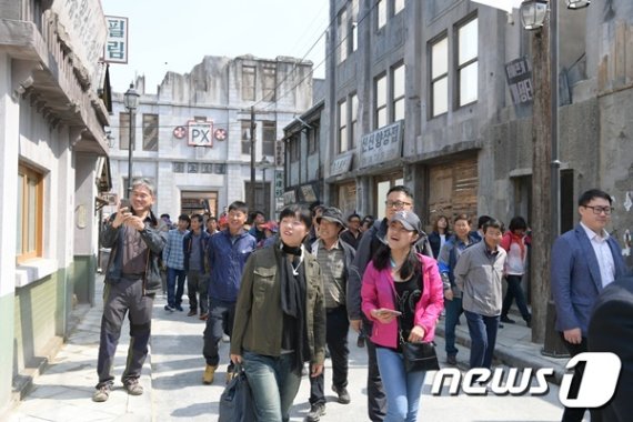 많은 관광객들이 세트장을 돌아보며 즐거워하고 있다. (사진=논산시) © 뉴스1