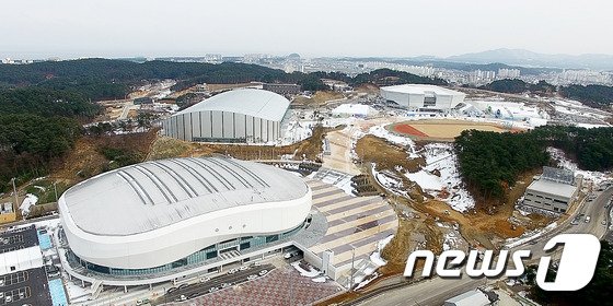 왼쪽부터 시계방향으로 강릉 아이스아레나, 스피드스케이팅 경기장, 강릉 하키센터. © News1