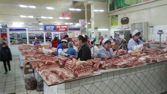몽골 울란바토르시장에서 상인들이 돼지고기 등 육류를 팔고 있다./사진=유선준 기자