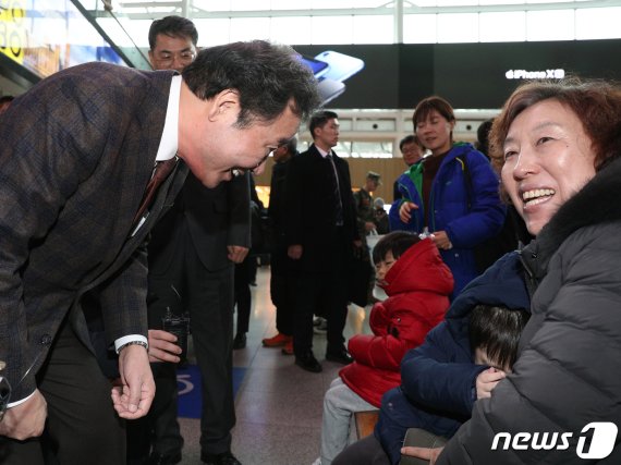이낙연 총리가 1일 서울역에서 귀성객들과 인사하고 있다. © News1 신웅수 기자