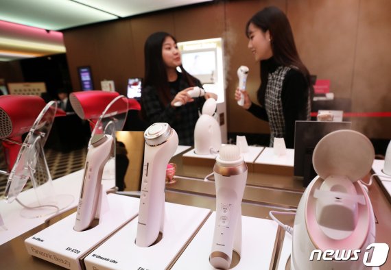 24일 서울 중구 더플라자호텔에서 열린 파나소닉코리아의 뷰티 에스테 4종 신제품 발표회에서 방문객들이 제품을 체험하고 있다. 파나소닉코리아는 이날 클렌징부터 리프팅까지 쉽고 간편하게 집에서 피부를 관리할 수 있는 파나소닉 뷰티 에스테 4종을 공개했다. 2019.1.24