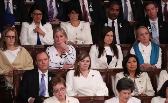 흰 옷을 입은 미국 민주당 의원들이 5일(현지시간) 워싱턴DC 하원에서 열린 도널드 트럼프 미 대통령의 새해 국정연설을 지켜보고 있다.로이터연합뉴스