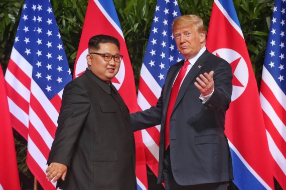 지난 2018년 6월 12일 싱가포르에서 정상회담에 앞서 기념촬영하는 도널드 트럼프 미국 대통령과 김정은 북한 국무위원장. /사진=연합뉴스