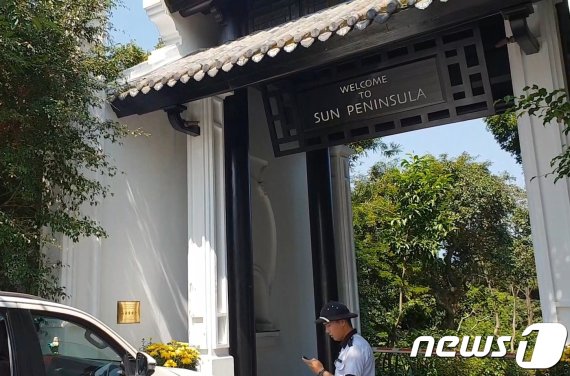 다낭 인터컨티넨탈 리조트 입구에서 경비원이 신원확인을 하는 모습.© 뉴스1 이기림 기자