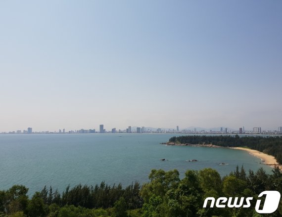 인터컨티넨탈 리조트로 가는 유일한 해안도로에서 다낭 시내쪽을 본 모습.© 뉴스1 이기림 기자